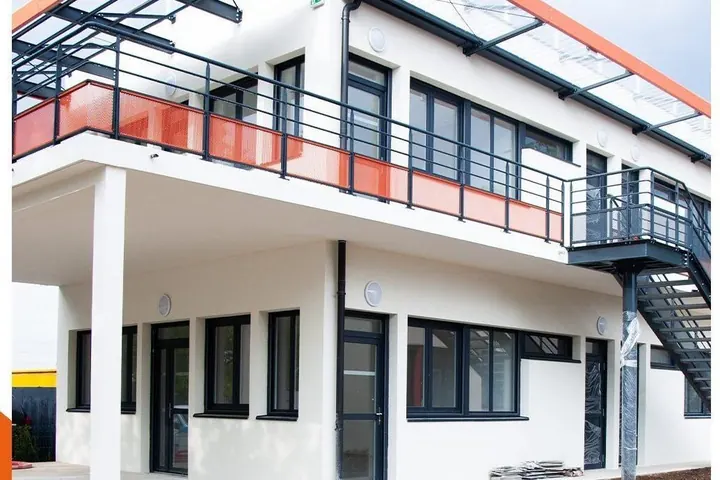 La façade de l'école